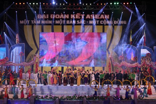 Màn múa sạp đoàn kết với sự tham gia của đại sứ các nước ASEAN